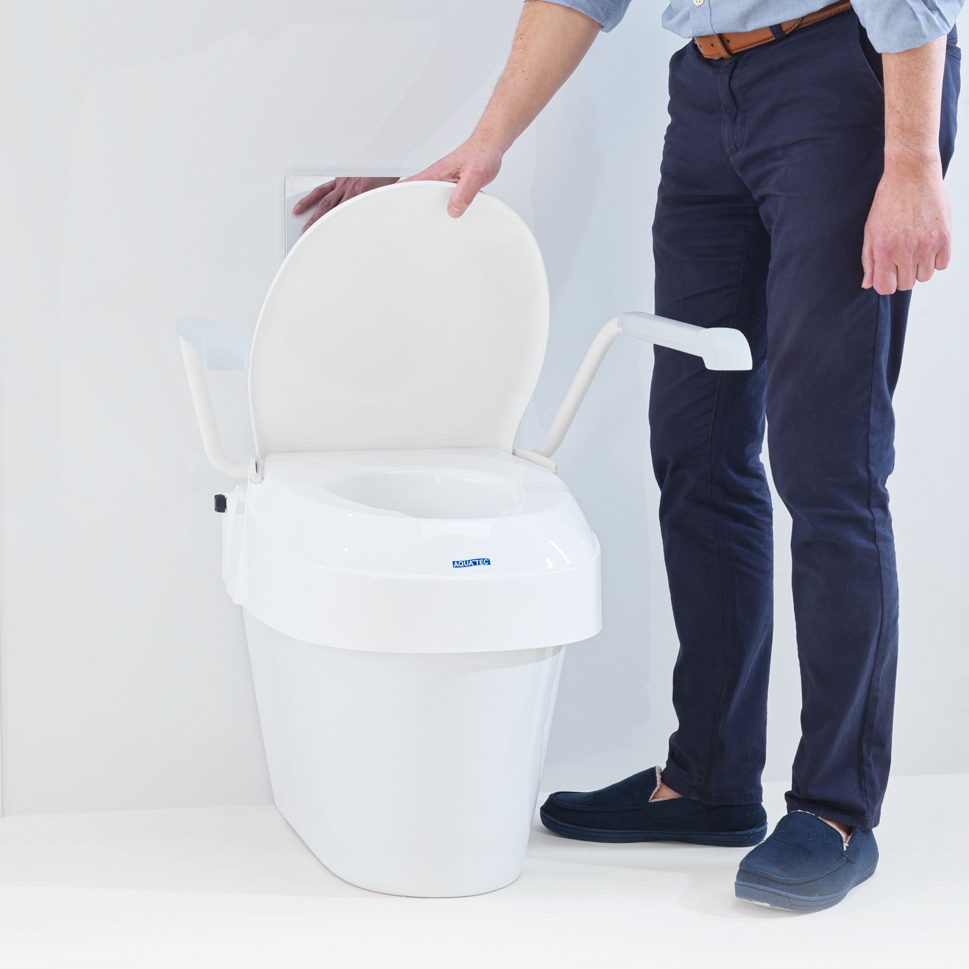 Elevador de Sanita Regulável com Apoios de Braços Aquatec 900